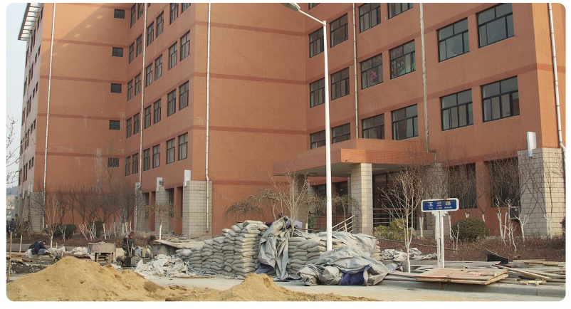 某教學(xué)樓不均勻沉降嚴(yán)重，墻體開裂，采用鋼管微型樁托換加固。(2009年)